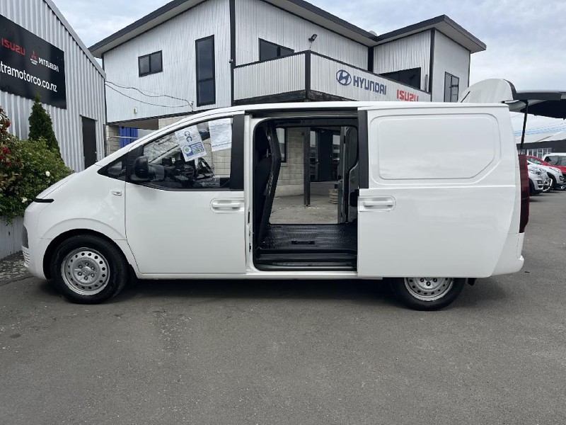 2022 Hyundai Staria