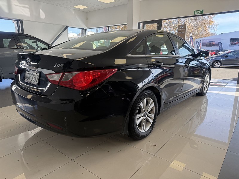 2011 Hyundai i45