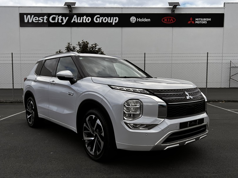 2023 Mitsubishi Outlander 1