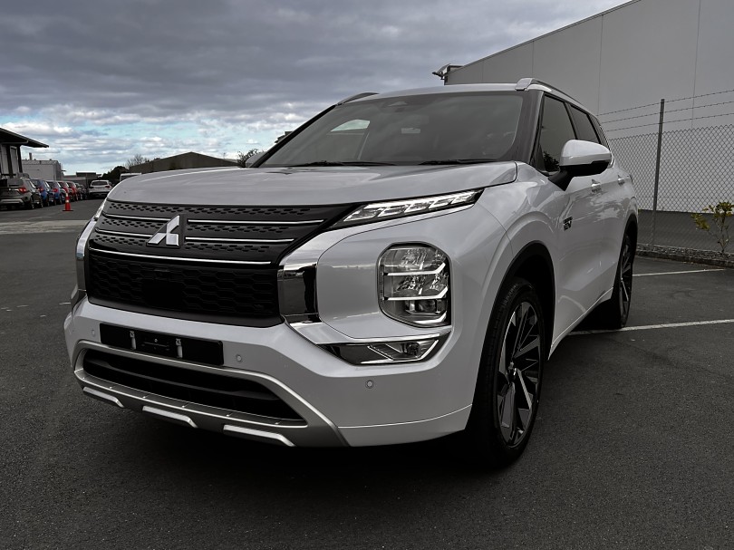 2023 Mitsubishi Outlander 7