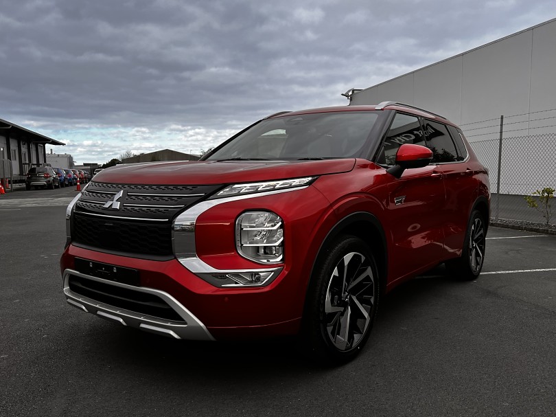2023 Mitsubishi Outlander 7