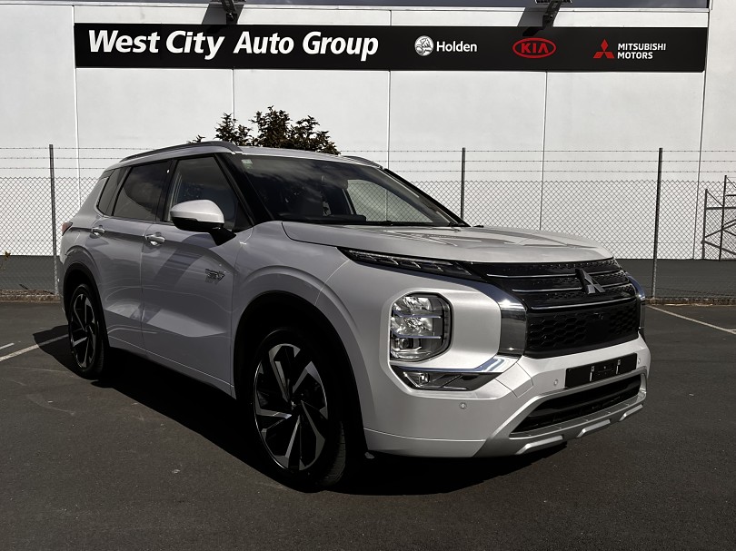 2023 Mitsubishi Outlander 1