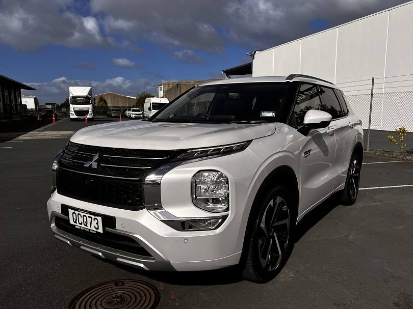 2023 Mitsubishi Outlander 7