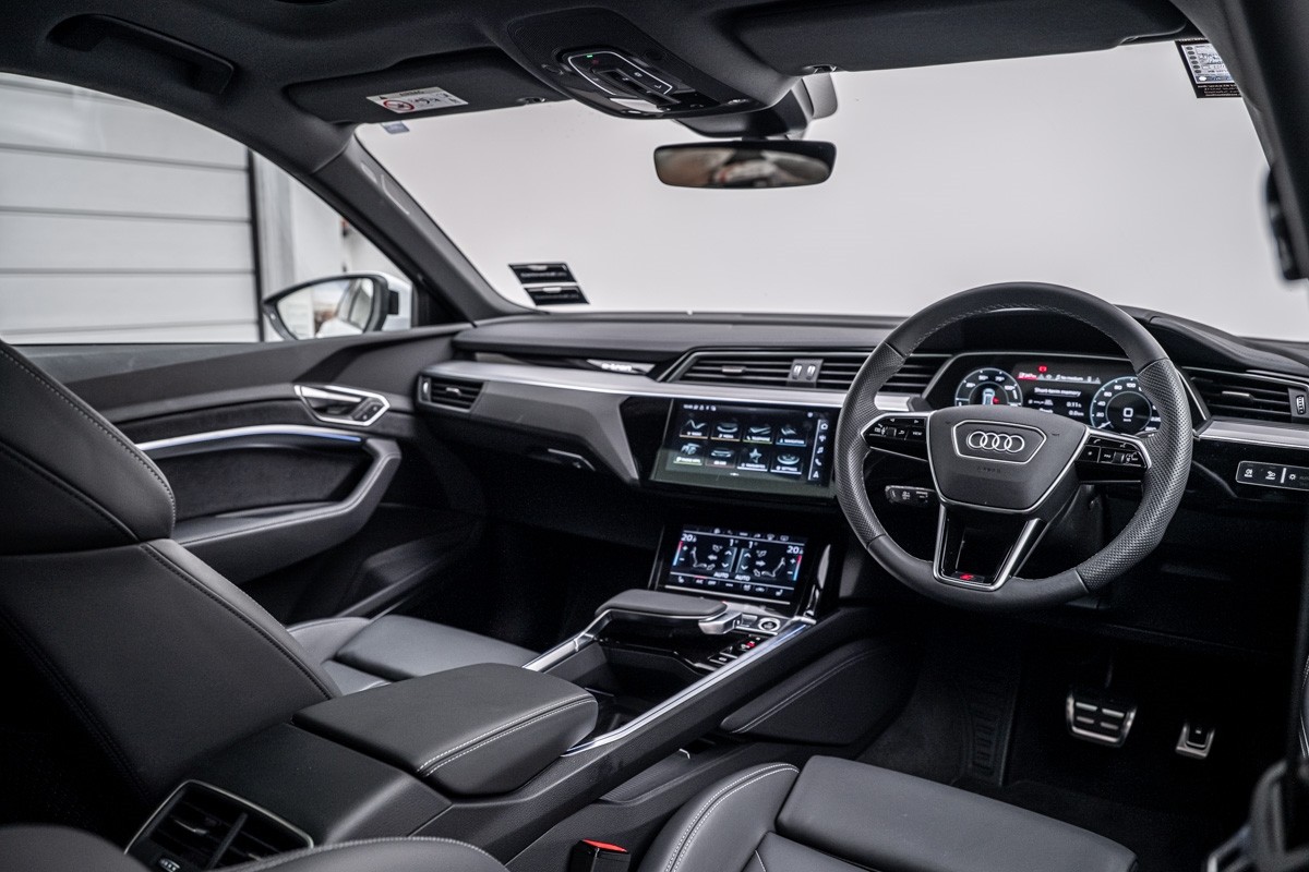 Audi Q8 55 E TRON S LINE