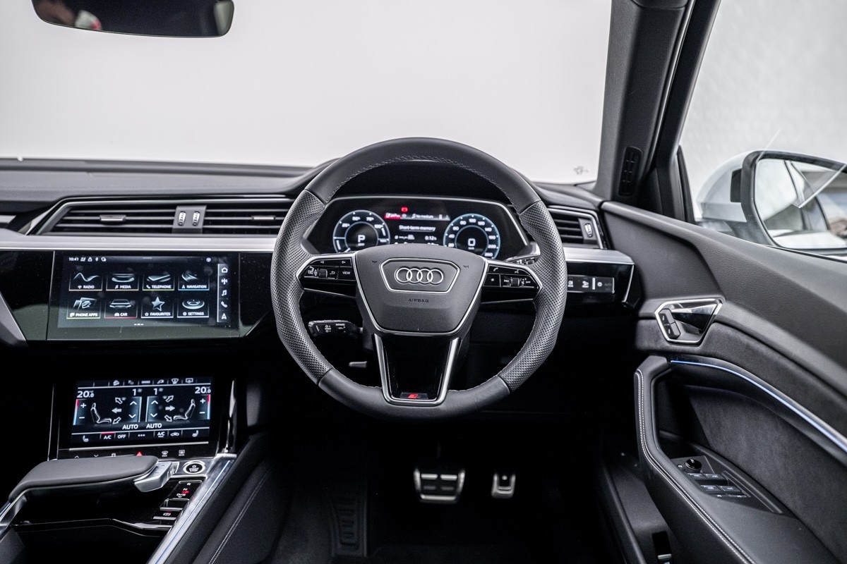 Audi Q8 55 E TRON S LINE