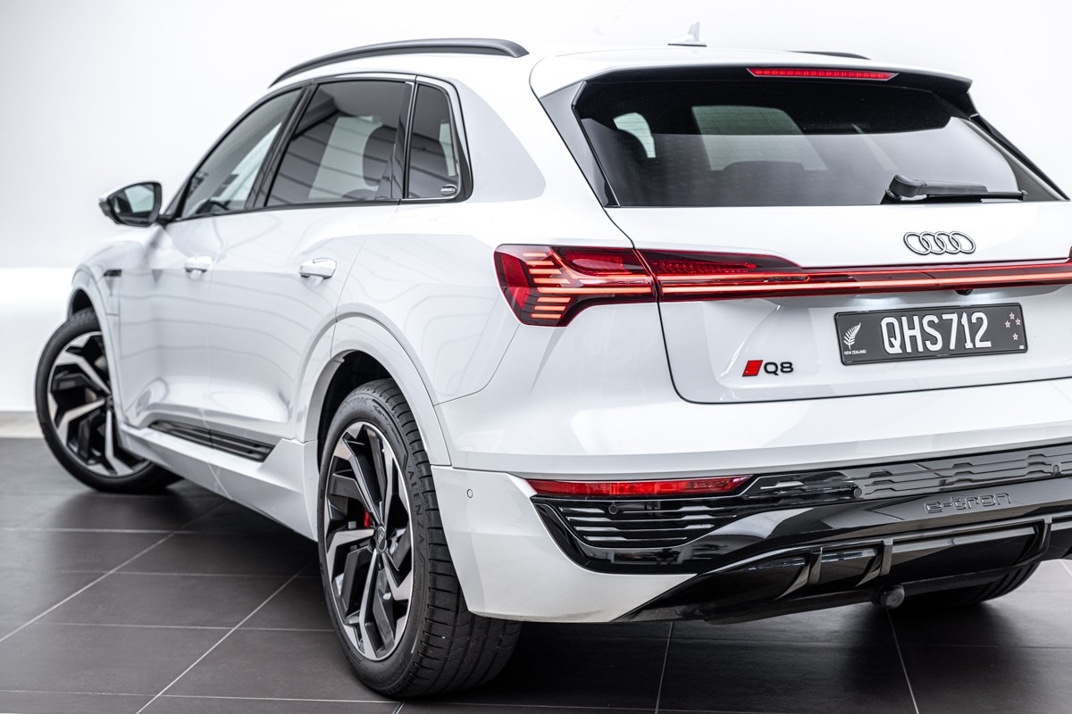 Audi Q8 55 E TRON S LINE