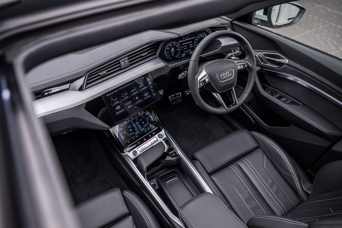 Audi Q8 55 E TRON S LINE