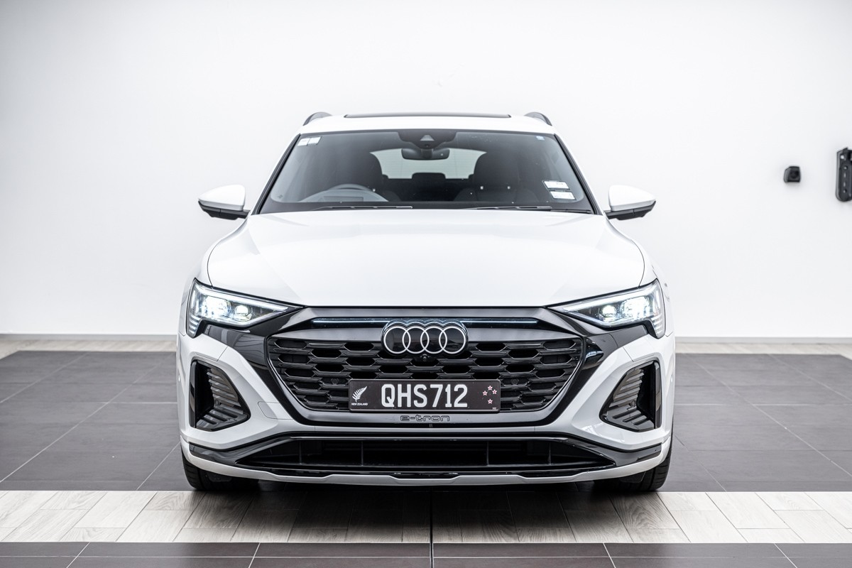 Audi Q8 55 E TRON S LINE