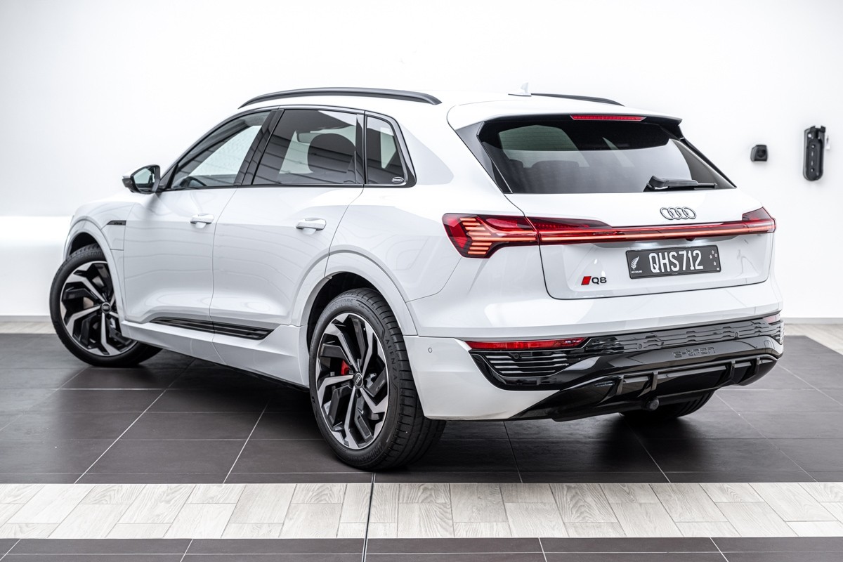 Audi Q8 55 E TRON S LINE