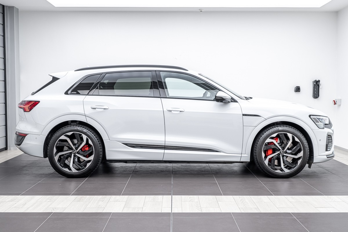 Audi Q8 55 E TRON S LINE