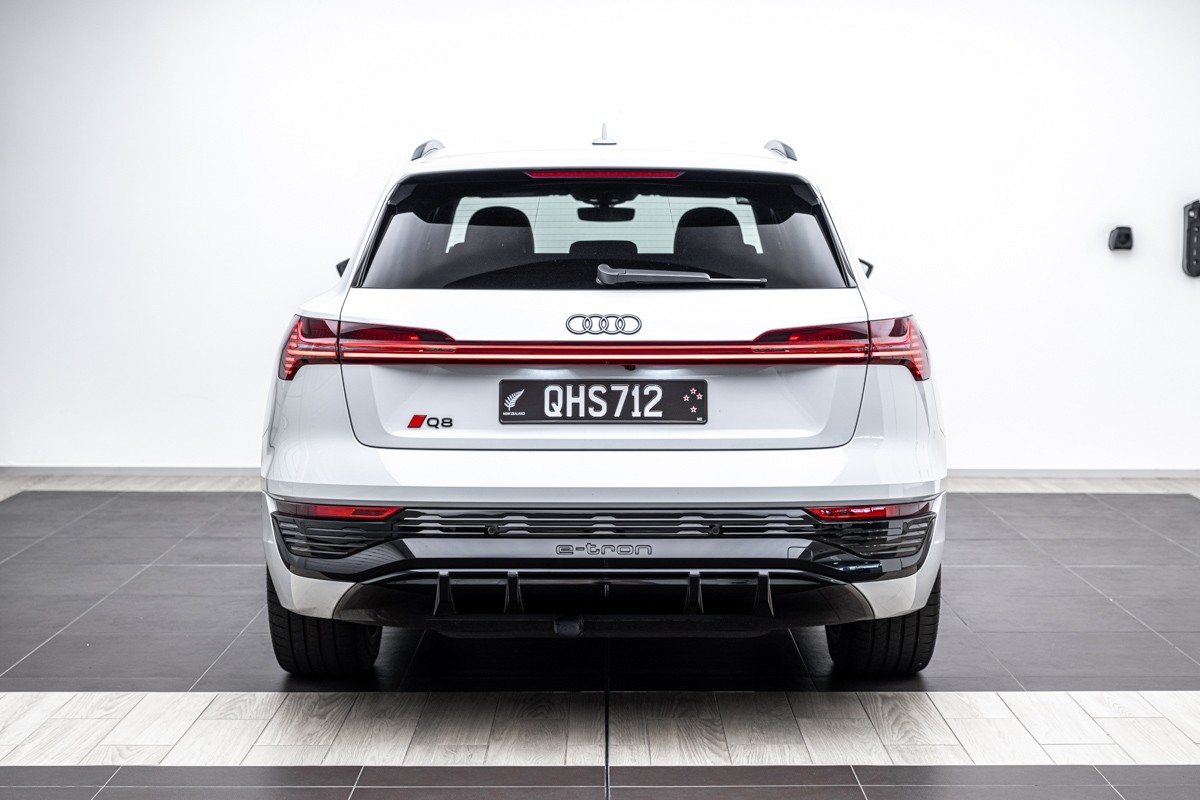 Audi Q8 55 E TRON S LINE