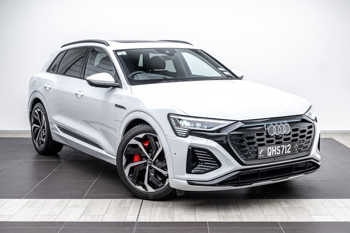 Audi Q8 55 E TRON S LINE