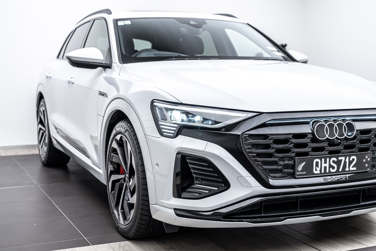 Audi Q8 55 E TRON S LINE