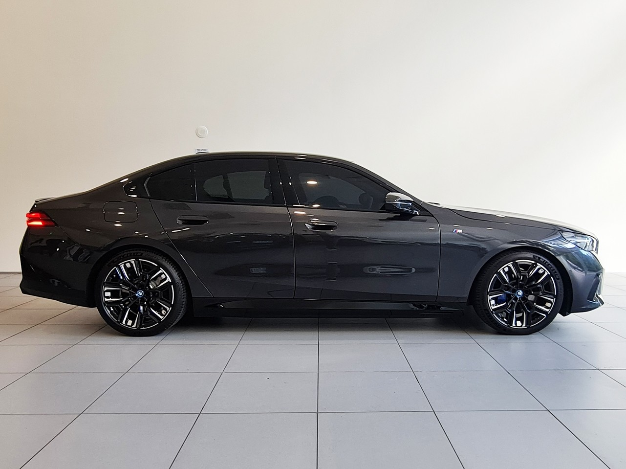 BMW i5 M60 Xdrive + Comfort + M SPORT PLUS PACKAGE