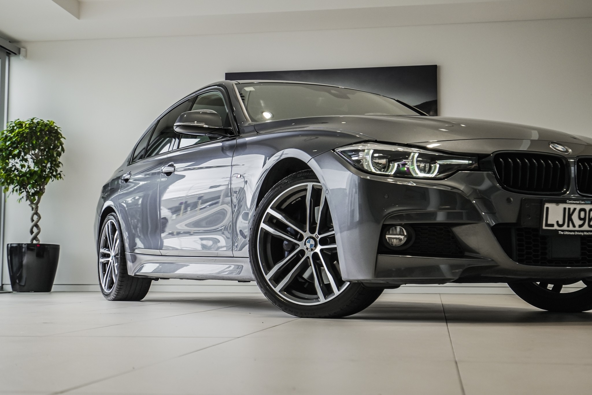 BMW 320i Sedan M-Sport Shadow