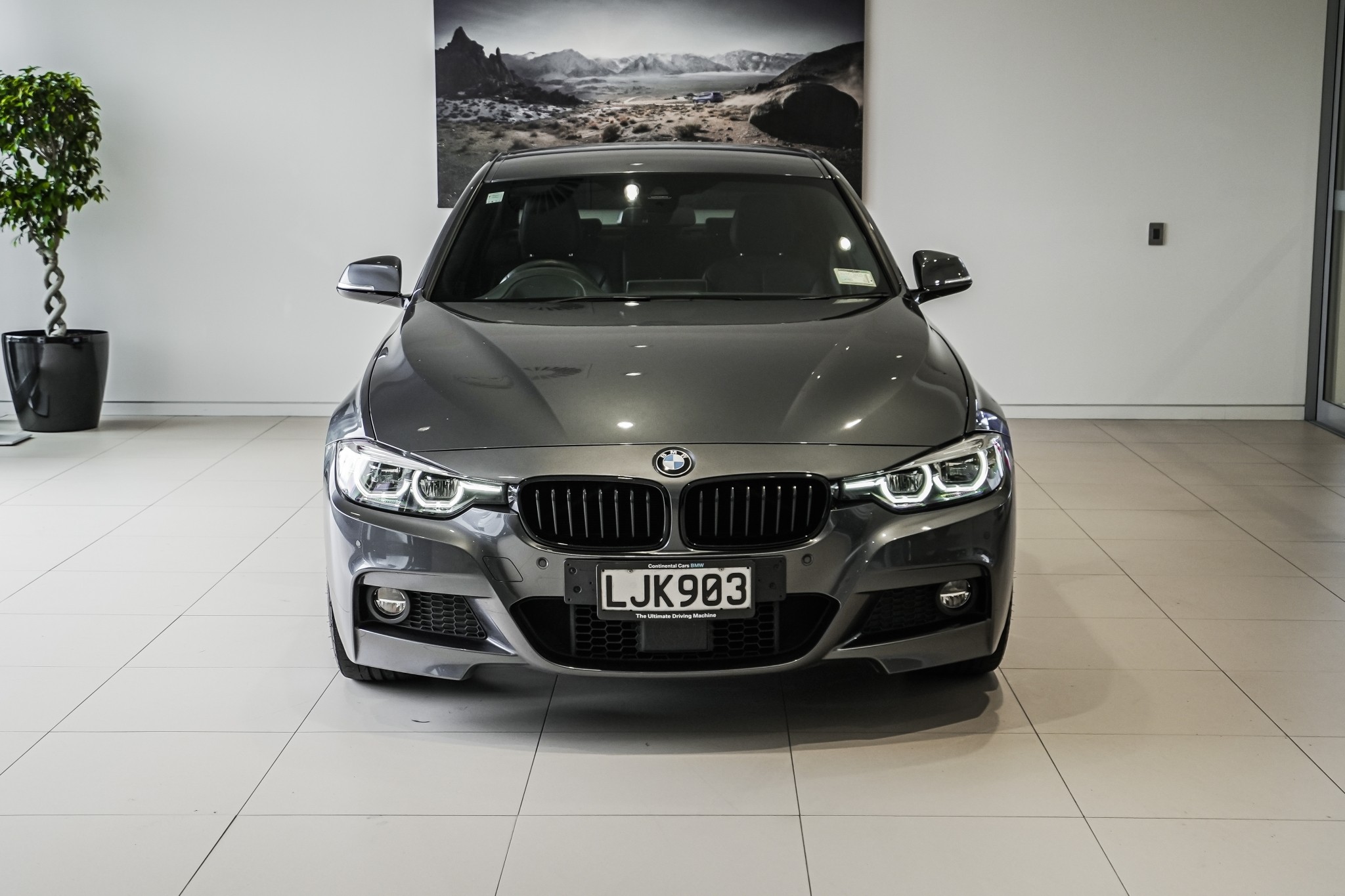 BMW 320i Sedan M-Sport Shadow