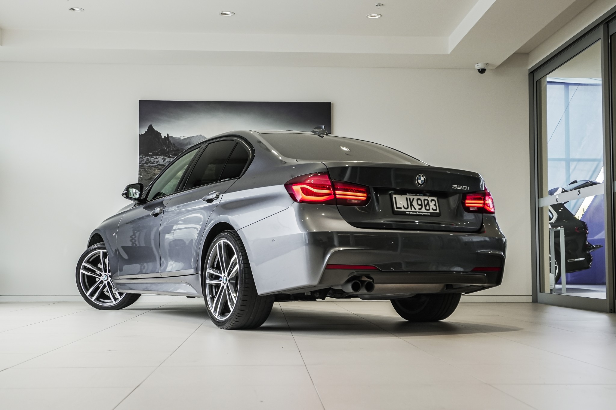 BMW 320i Sedan M-Sport Shadow