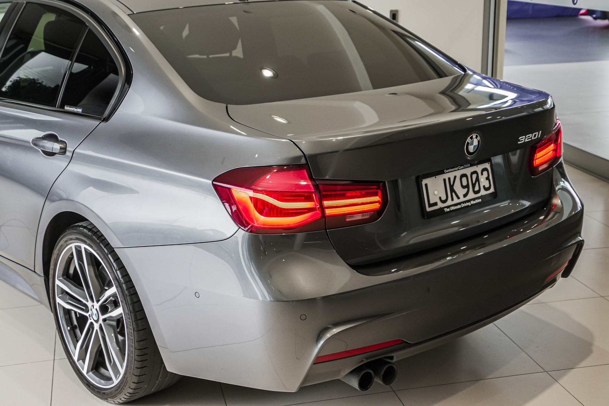 BMW 320i Sedan M-Sport Shadow