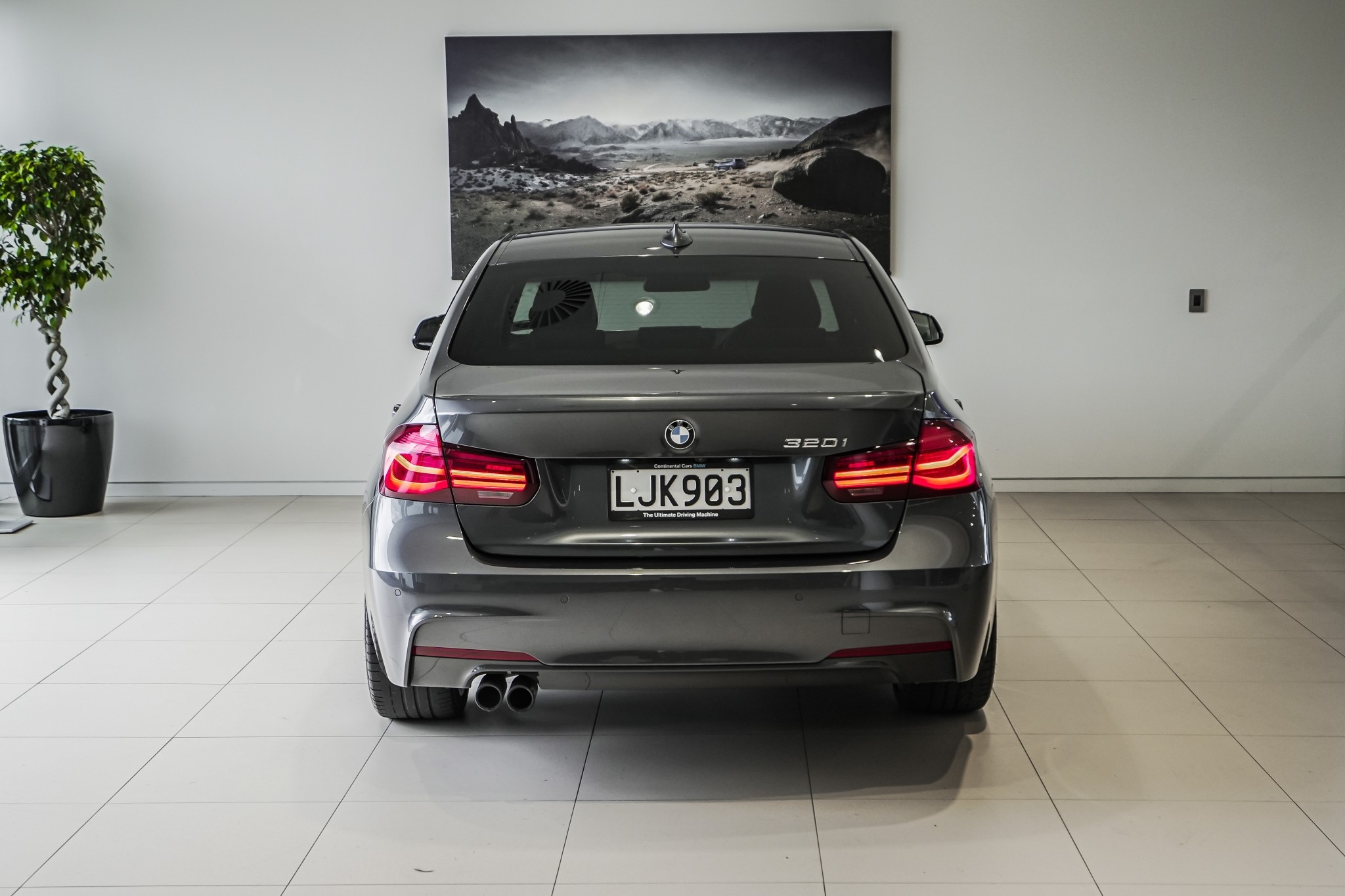 BMW 320i Sedan M-Sport Shadow