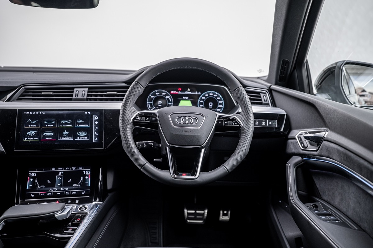 Audi Q8 55 E-TRON S LINE