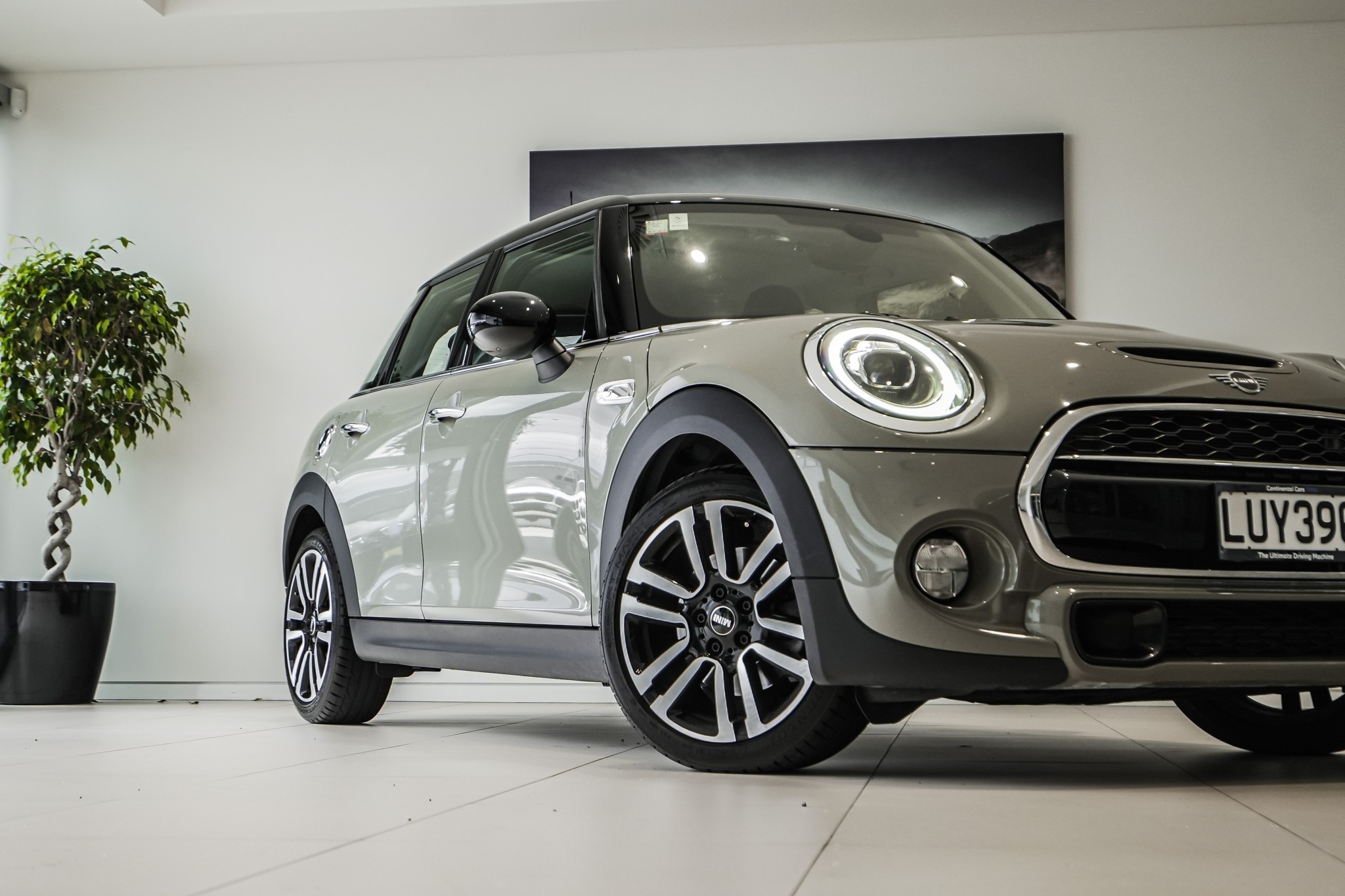 MINI Cooper S 5-Dr Hatch