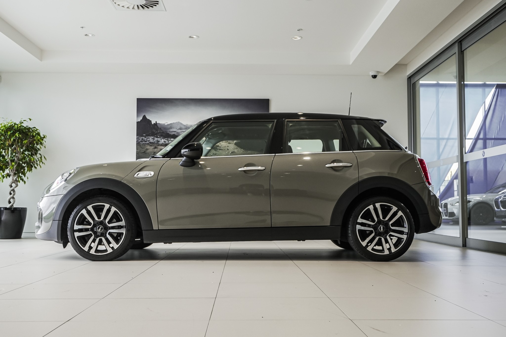 MINI Cooper S 5-Dr Hatch