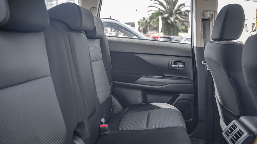 2019 Mitsubishi Outlander 16