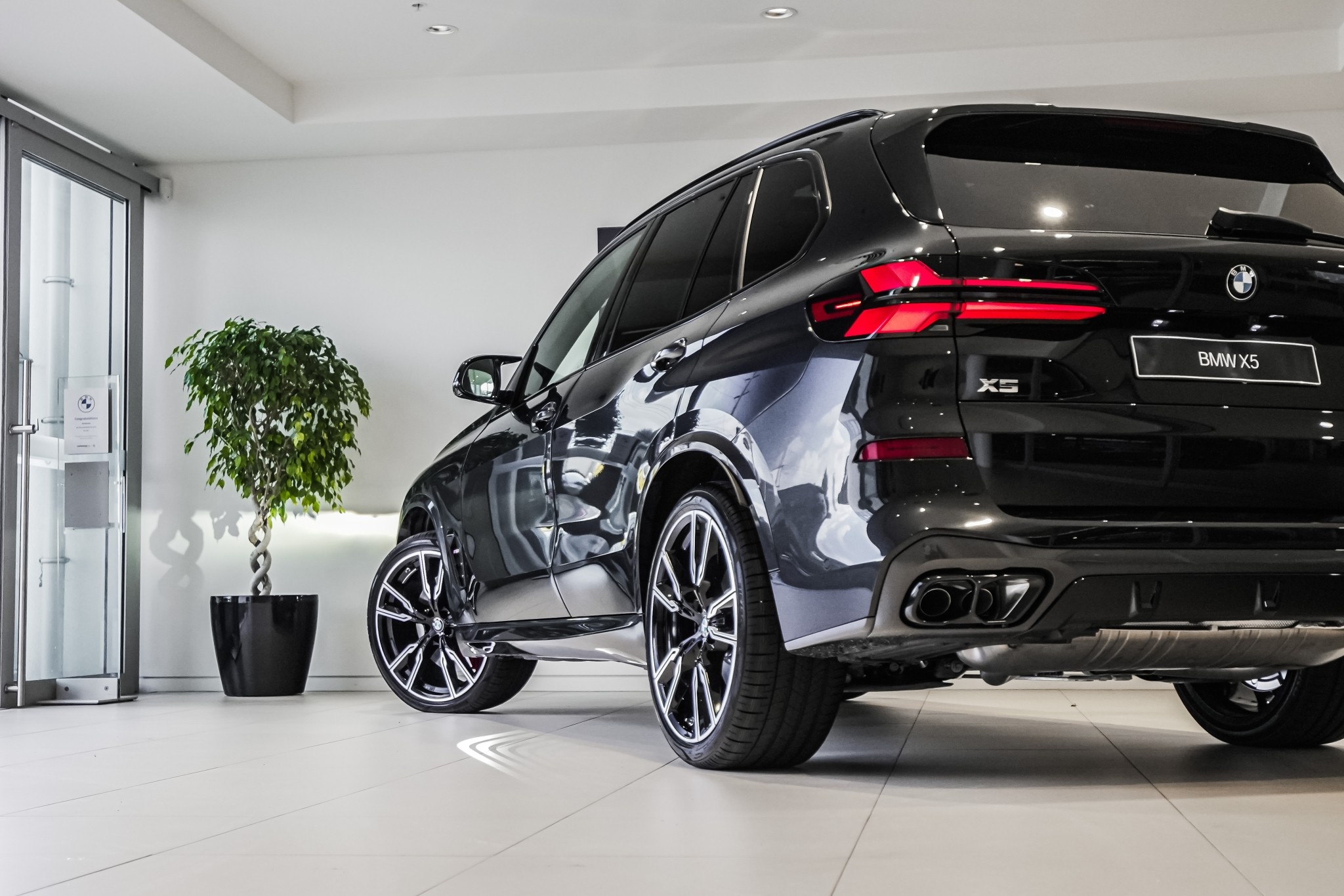 BMW X5 M60i