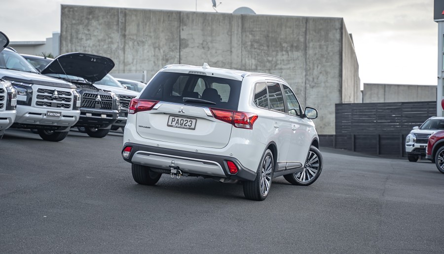 2022 Mitsubishi Outlander 2