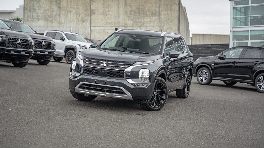 2025 Mitsubishi Outlander 1