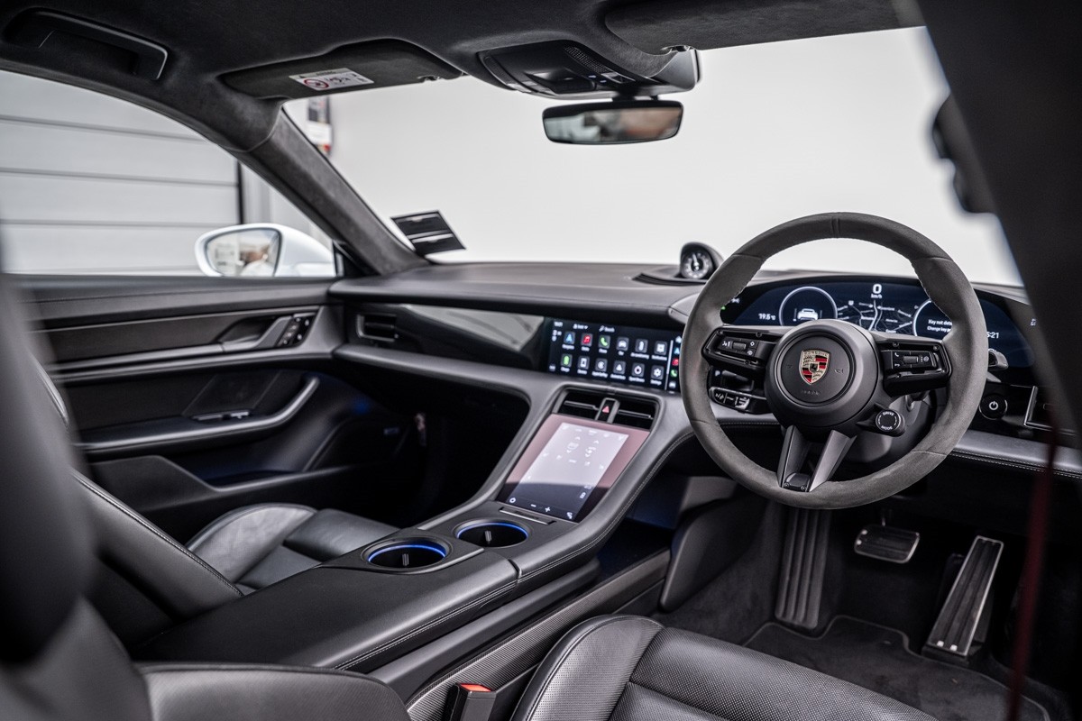 Porsche Taycan Turbo S (Y1A)