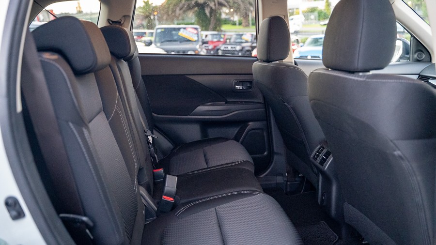 2020 Mitsubishi Outlander 16