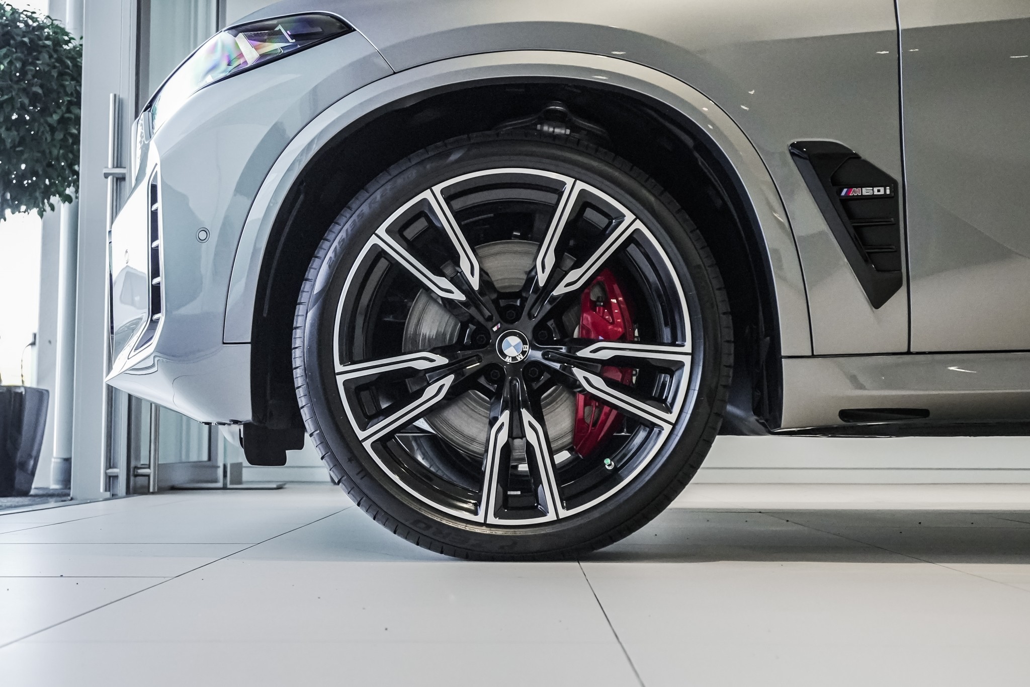BMW X5 M60i