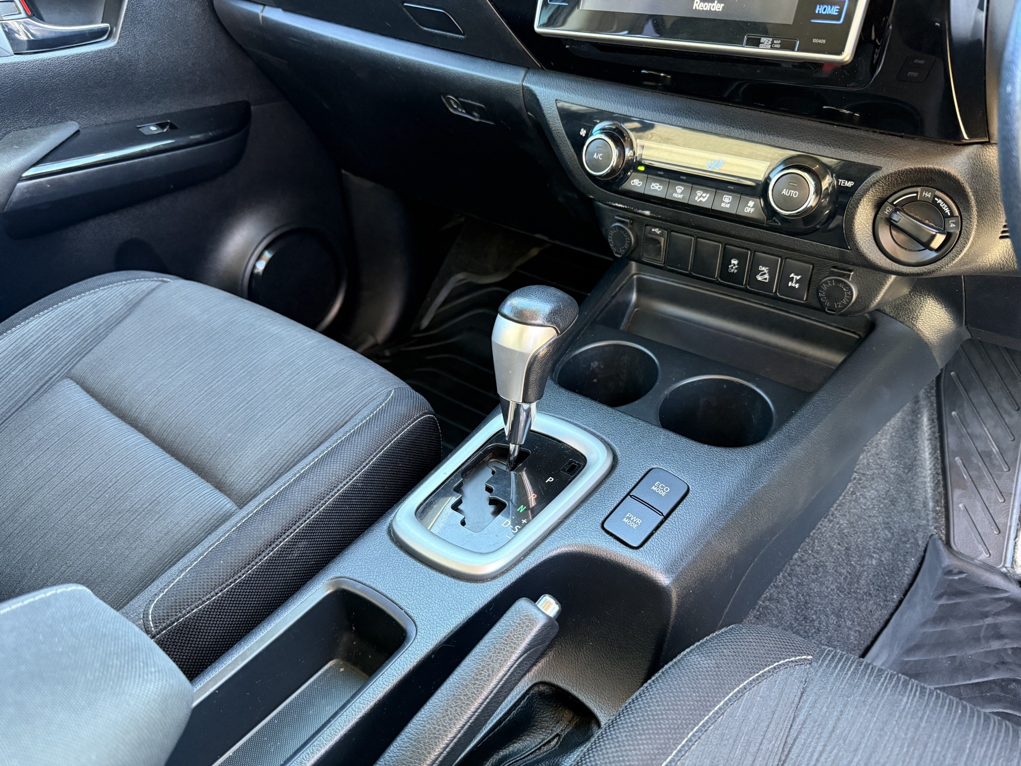 2015 Toyota Hilux SR5 TD DC 2.8D/4WD/6