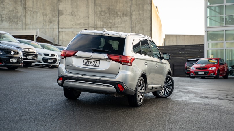 2021 Mitsubishi Outlander 2