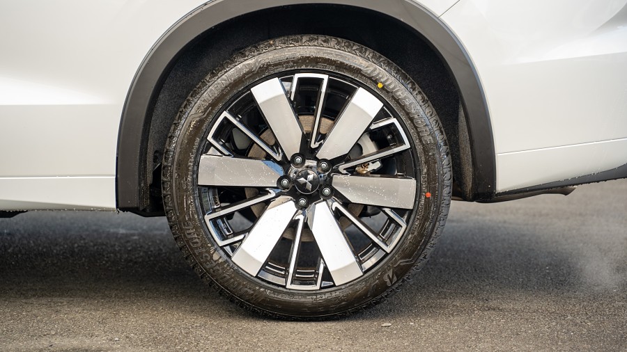 2025 Mitsubishi Outlander 7
