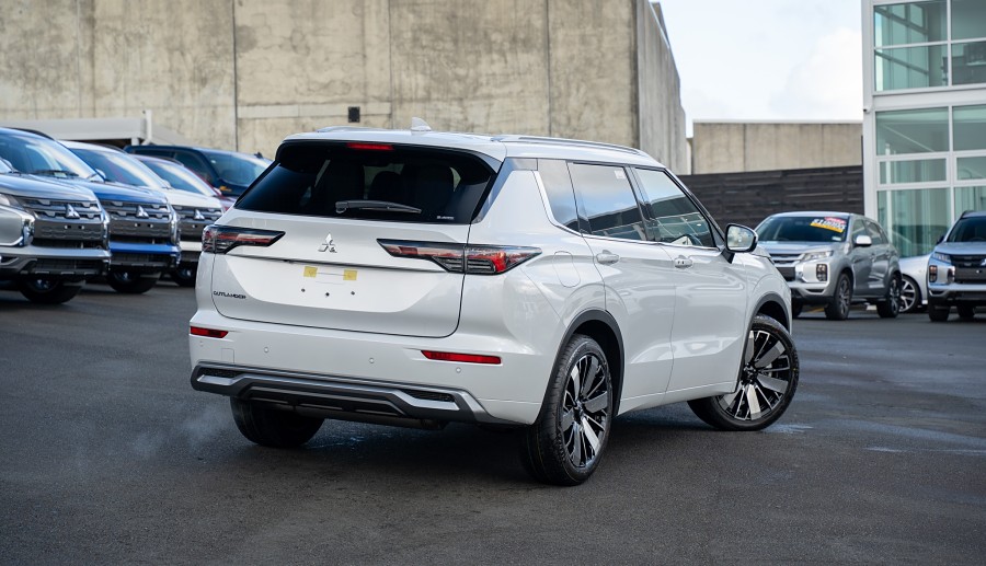 2025 Mitsubishi Outlander 2