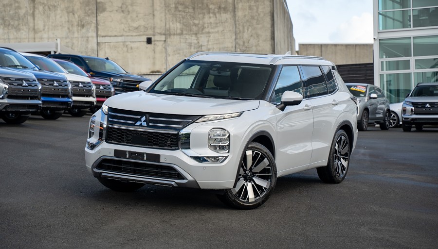 2025 Mitsubishi Outlander 1