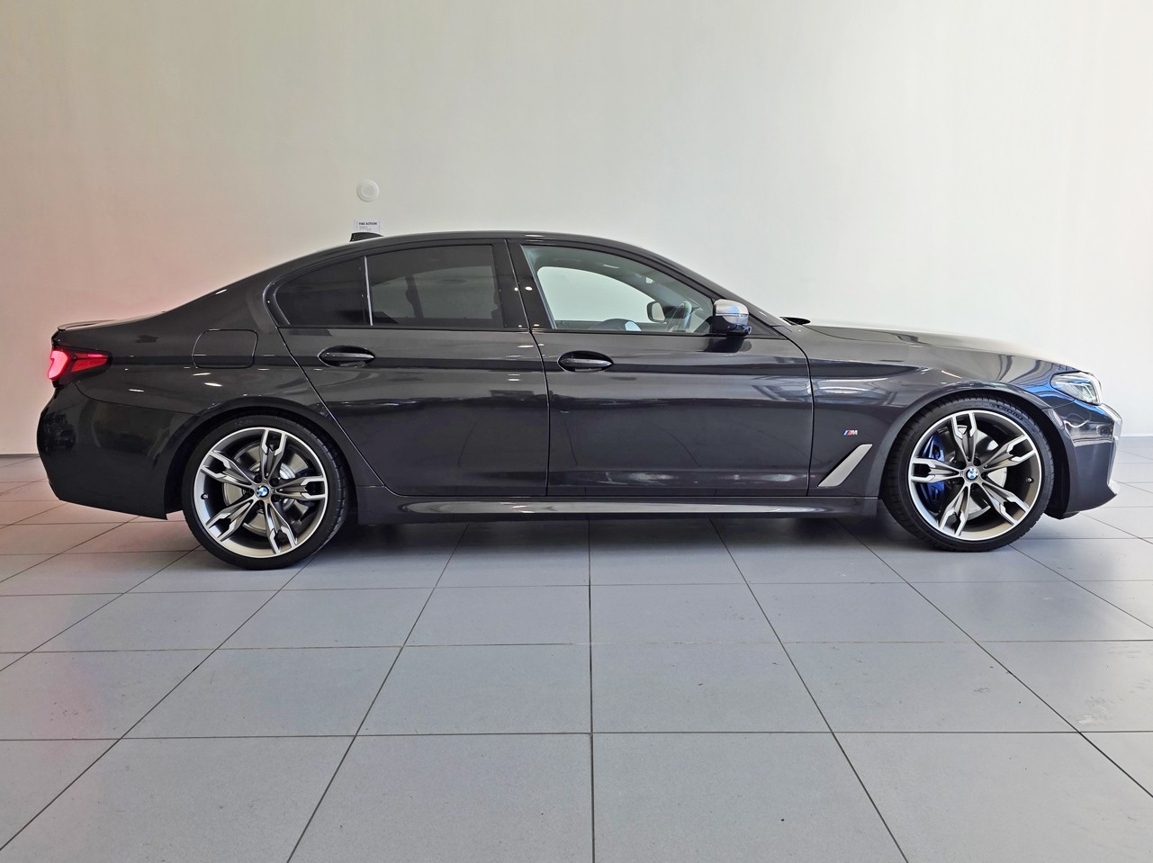BMW M550i xDrive Sedan M Performance