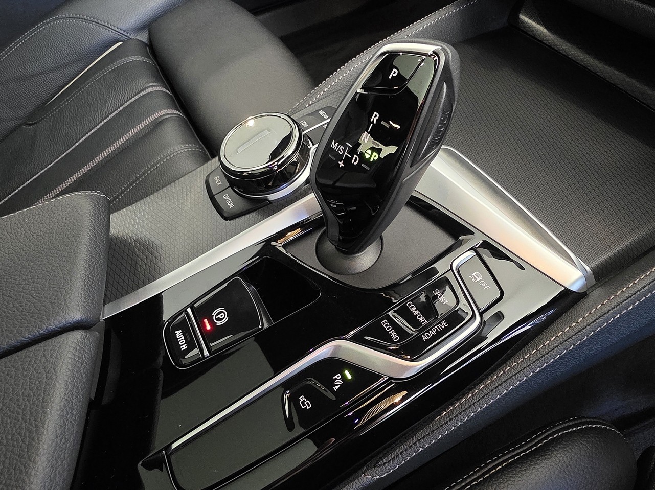 BMW M550i xDrive Sedan M Performance