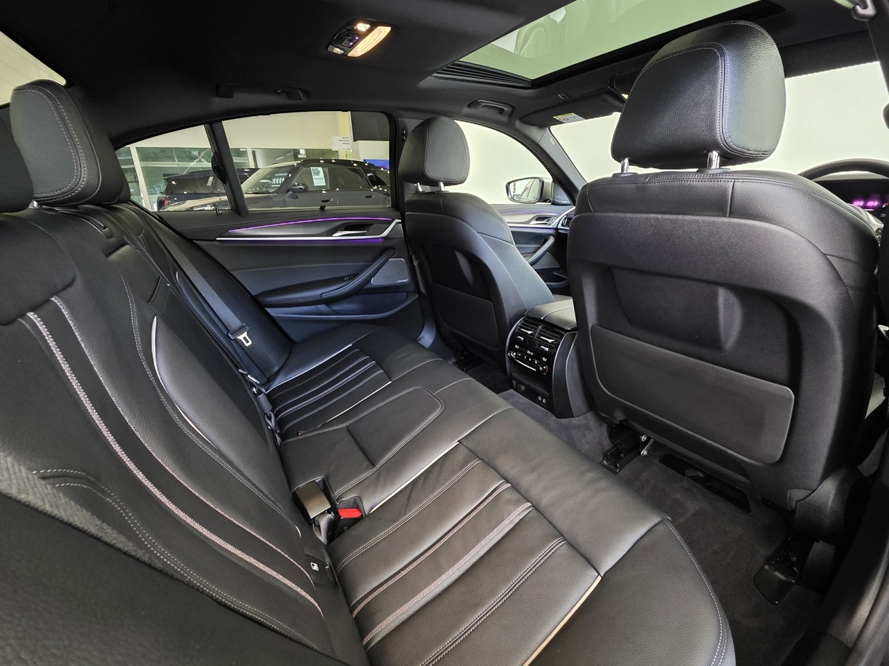BMW M550i xDrive Sedan M Performance