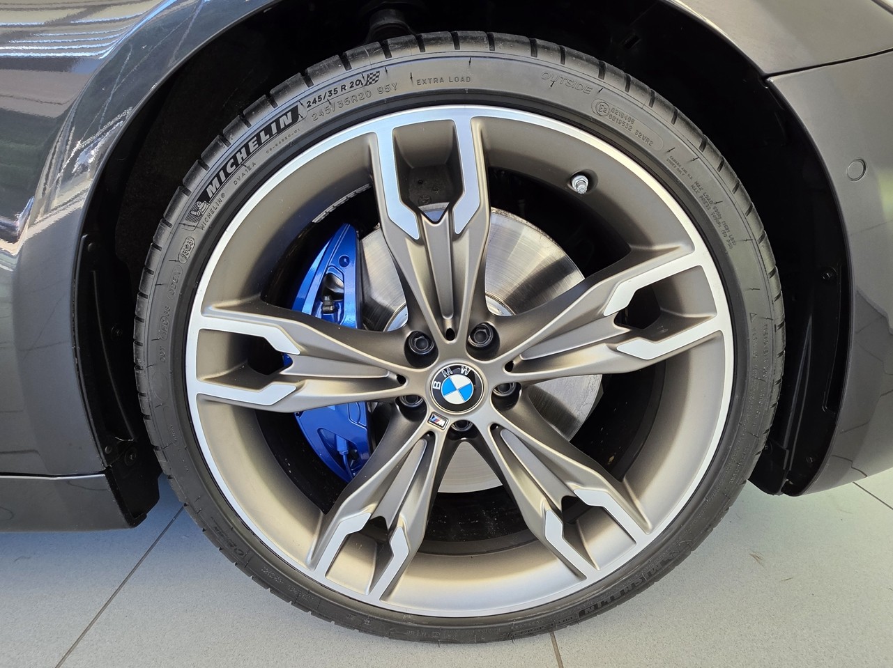 BMW M550i xDrive Sedan M Performance
