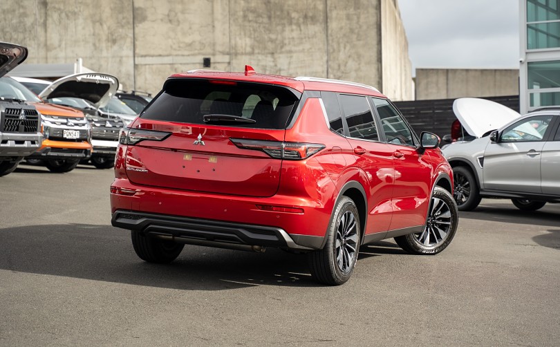 2025 Mitsubishi Outlander 2