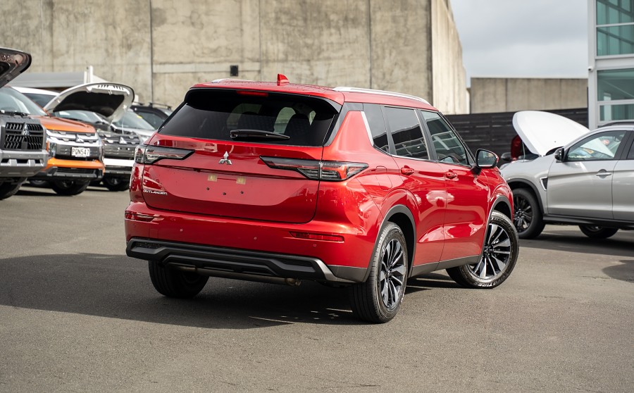 2025 Mitsubishi Outlander 2