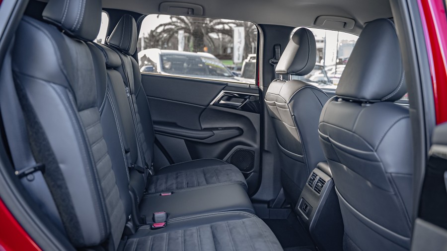 2025 Mitsubishi Outlander 16