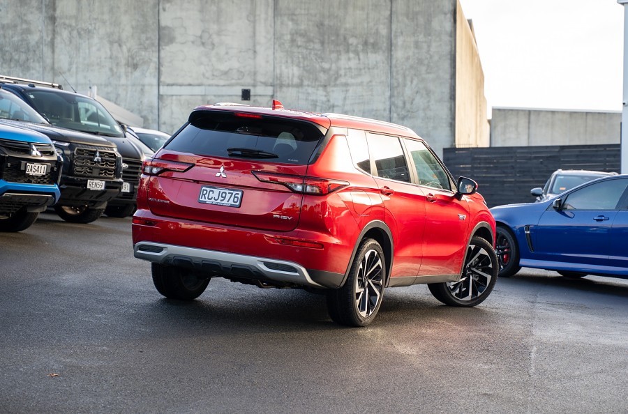 2025 Mitsubishi Outlander 2