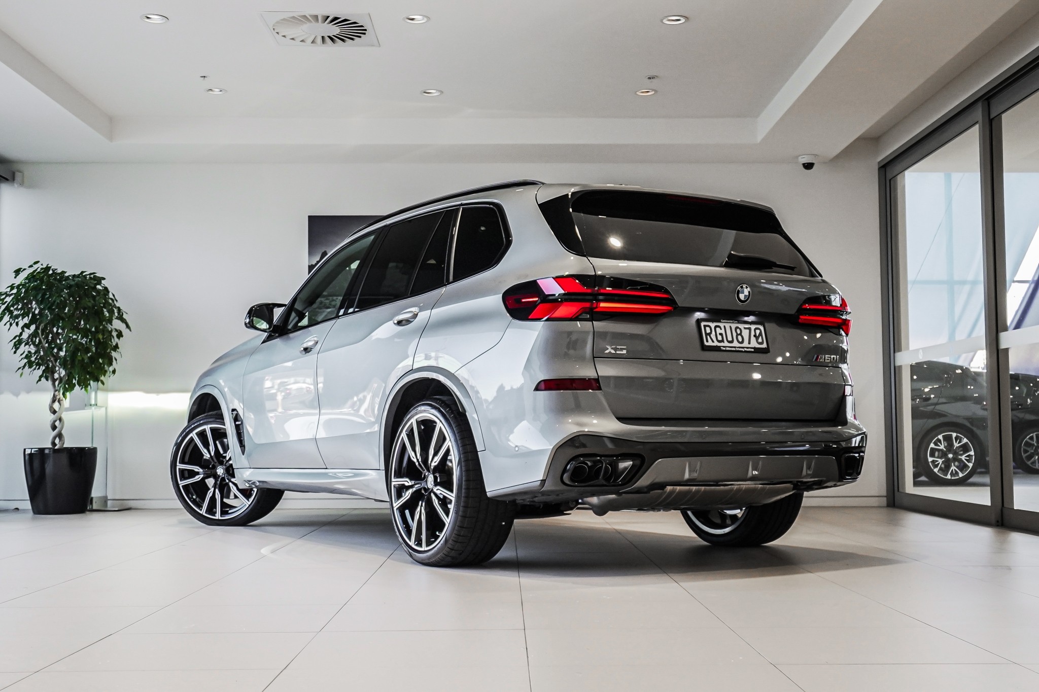 BMW X5 M60i