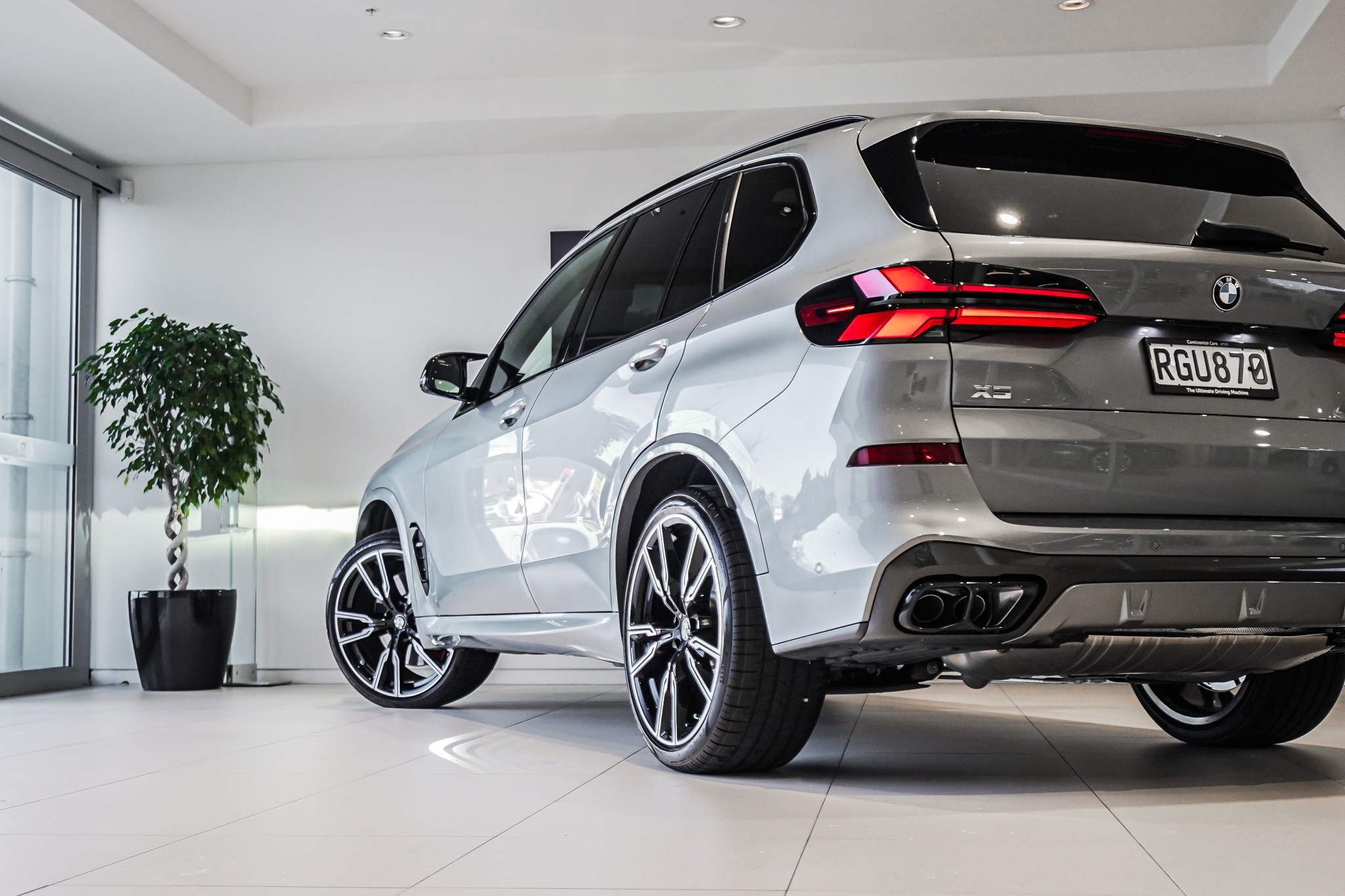 BMW X5 M60i