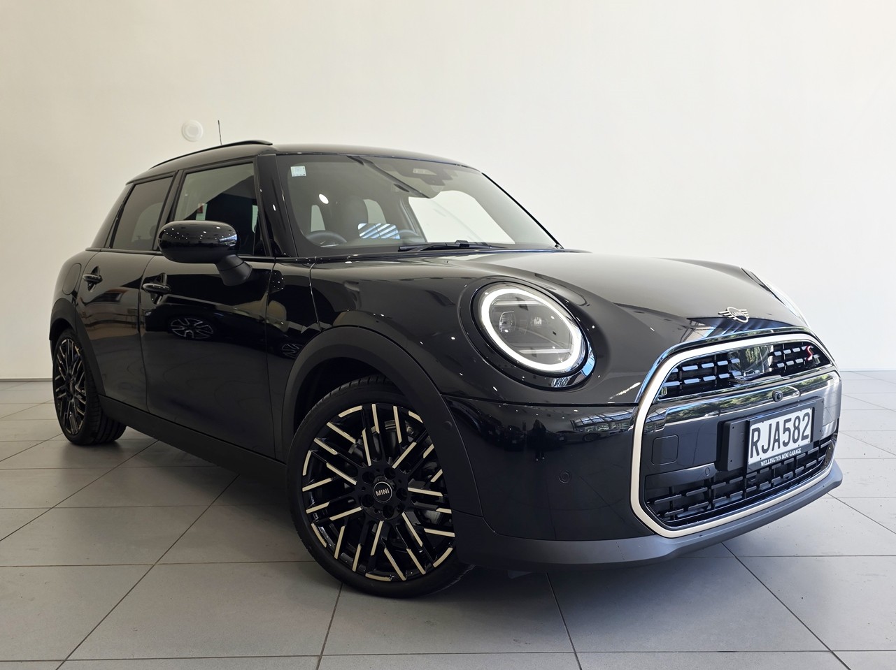 MINI Cooper S 5dr Favoured Spec