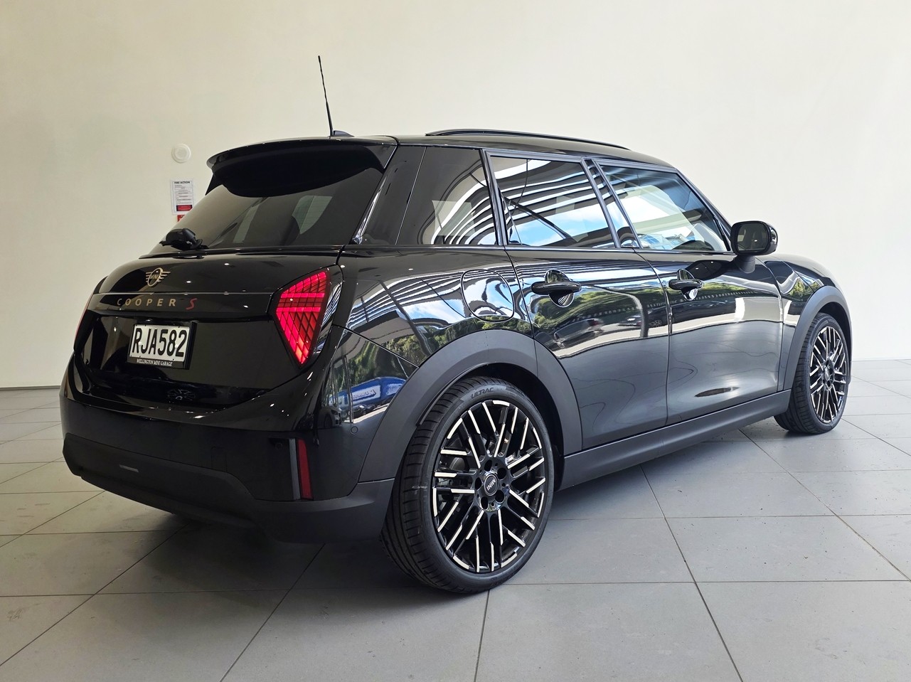 MINI Cooper S 5dr Favoured Spec